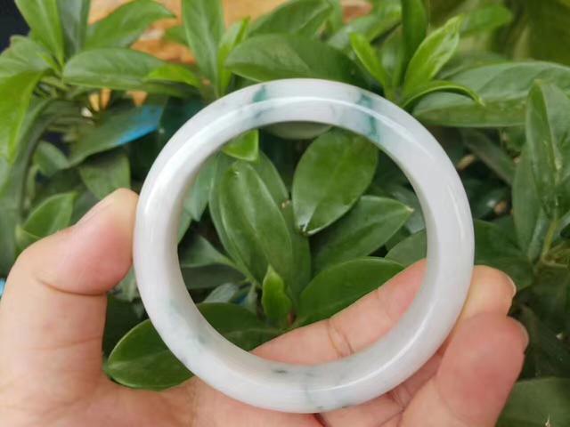 A货翡翠手镯买翡翠原石做手镯好吗-第13张图片-翡翠网