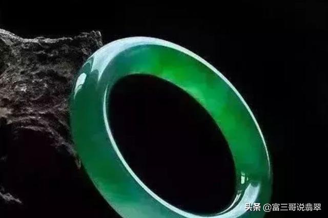 玉镯能不能和银一起带银手镯和翡翠手镯能一起带吗-第3张图片-翡翠网