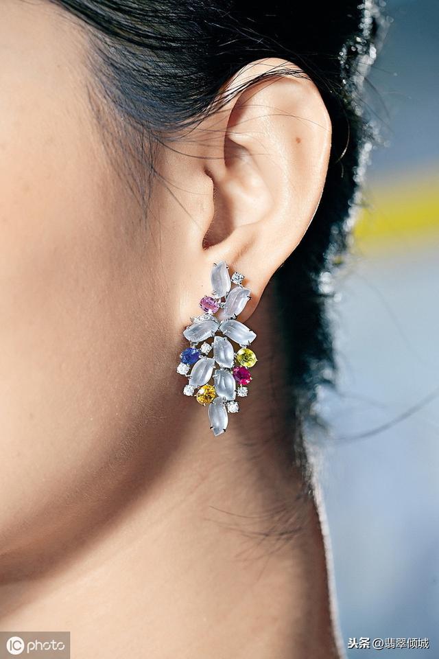 翡翠水种和冰种冰种飘黑花翡翠手镯-第1张图片-翡翠网 翡翠水种和冰种冰种飘黑花翡翠手镯-第1张图片-翡翠网