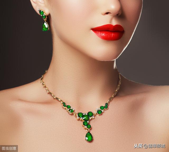 翡翠水种和冰种冰种飘黑花翡翠手镯-第2张图片-翡翠网 翡翠水种和冰种冰种飘黑花翡翠手镯-第2张图片-翡翠网