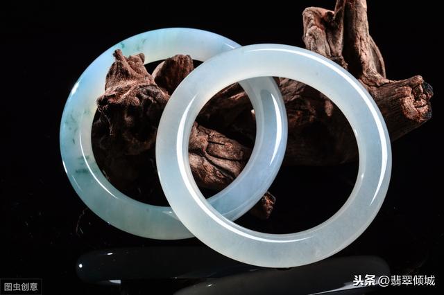 翡翠水种和冰种冰种飘黑花翡翠手镯-第6张图片-翡翠网 翡翠水种和冰种冰种飘黑花翡翠手镯-第6张图片-翡翠网