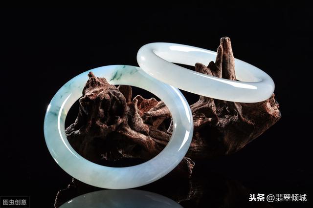 翡翠水种和冰种冰种飘黑花翡翠手镯-第7张图片-翡翠网 翡翠水种和冰种冰种飘黑花翡翠手镯-第7张图片-翡翠网