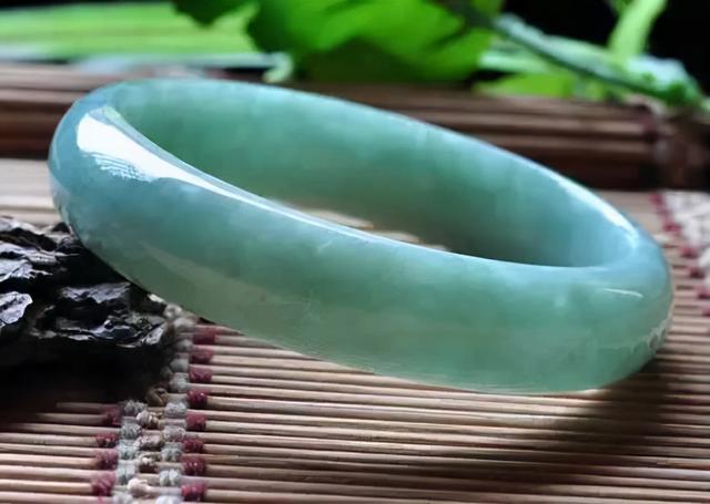 紫色翡翠手镯,紫色翡翠手镯贵吗-第3张图片-翡翠网 紫色翡翠手镯,紫色翡翠手镯贵吗-第3张图片-翡翠网