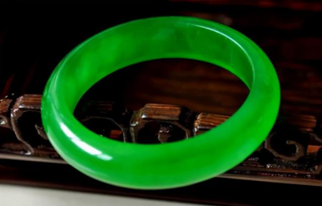 紫色翡翠手镯,紫色翡翠手镯贵吗-第4张图片-翡翠网 紫色翡翠手镯,紫色翡翠手镯贵吗-第4张图片-翡翠网