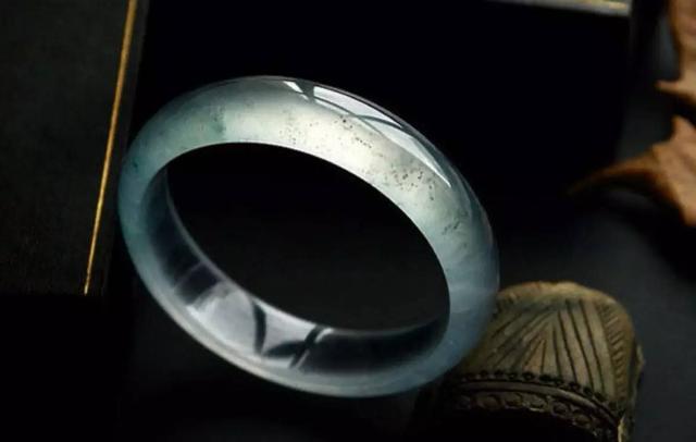 紫色翡翠手镯,紫色翡翠手镯贵吗-第6张图片-翡翠网 紫色翡翠手镯,紫色翡翠手镯贵吗-第6张图片-翡翠网