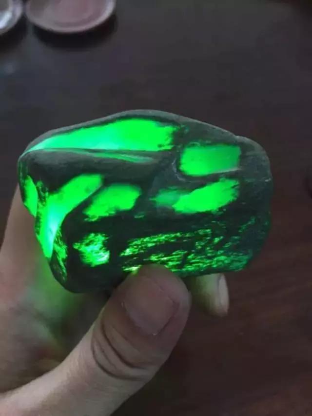 阳绿翡翠原石批发价格各种阳绿帝王绿翡翠原石图片-第2张图片-翡翠网 阳绿翡翠原石批发价格各种阳绿帝王绿翡翠原石图片-第2张图片-翡翠网