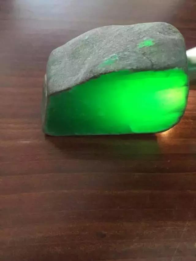 阳绿翡翠原石批发价格各种阳绿帝王绿翡翠原石图片-第4张图片-翡翠网 阳绿翡翠原石批发价格各种阳绿帝王绿翡翠原石图片-第4张图片-翡翠网