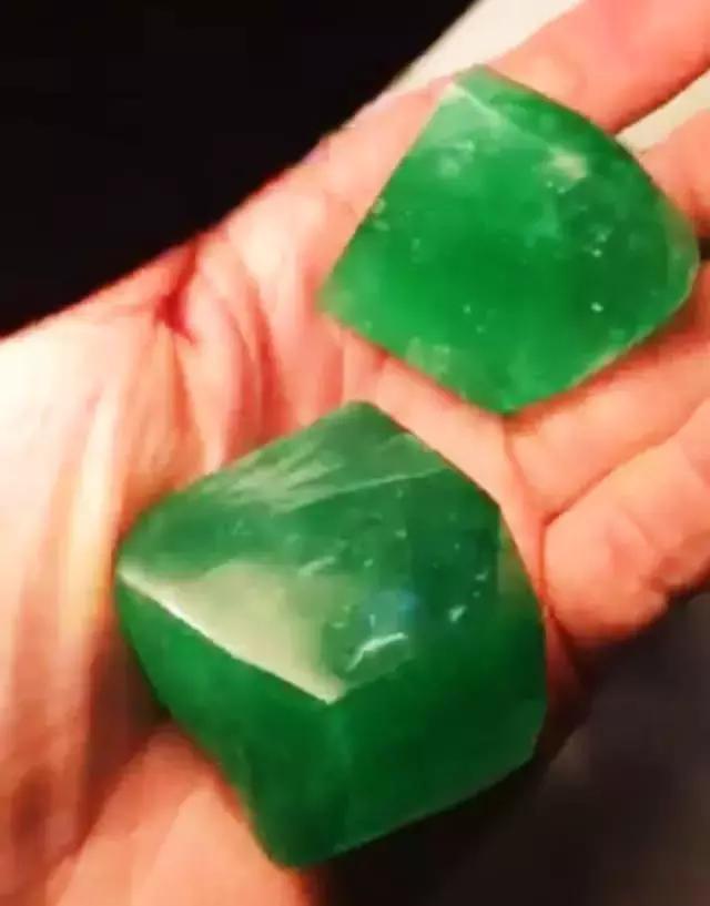 阳绿翡翠原石批发价格各种阳绿帝王绿翡翠原石图片-第6张图片-翡翠网 阳绿翡翠原石批发价格各种阳绿帝王绿翡翠原石图片-第6张图片-翡翠网