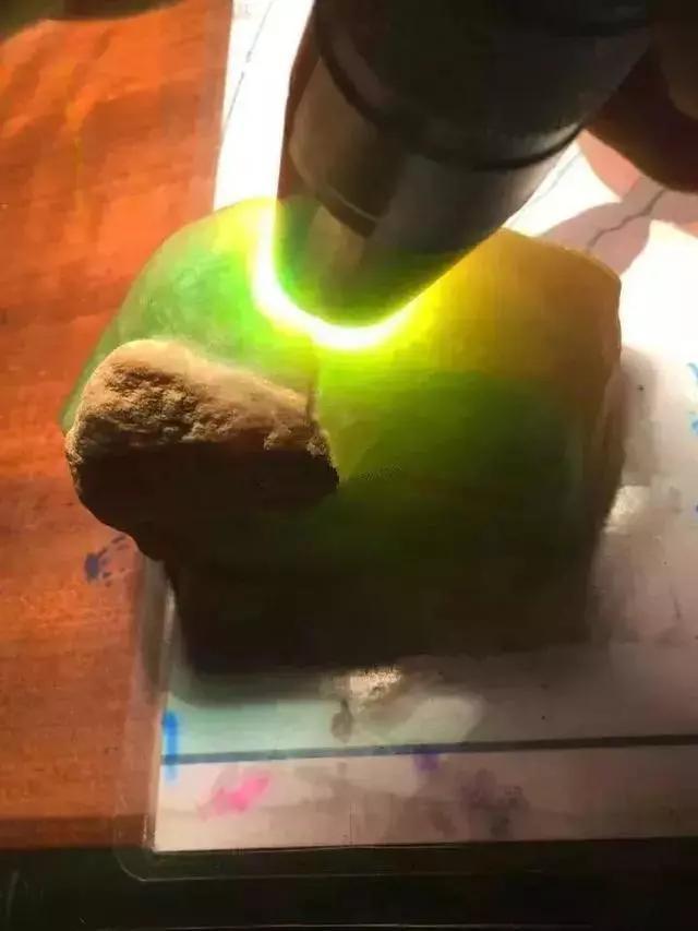 藓加绿翡翠原石加绿翡翠原石视频-第3张图片-翡翠网 藓加绿翡翠原石加绿翡翠原石视频-第3张图片-翡翠网