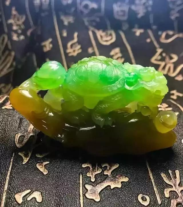 藓加绿翡翠原石加绿翡翠原石视频-第11张图片-翡翠网 藓加绿翡翠原石加绿翡翠原石视频-第11张图片-翡翠网