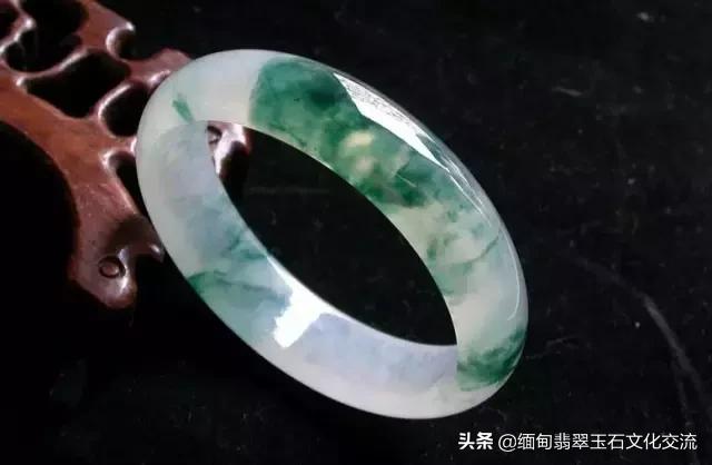 翡翠手镯暗裂鉴定翡翠手镯免费鉴定-第13张图片-翡翠网 翡翠手镯暗裂鉴定翡翠手镯免费鉴定-第13张图片-翡翠网