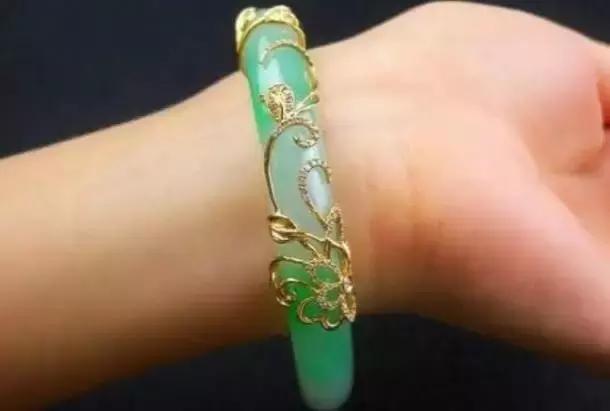 很贵的玉镯断了还值钱吗翡翠手镯断了还值钱吗-第2张图片-翡翠网 很贵的玉镯断了还值钱吗翡翠手镯断了还值钱吗-第2张图片-翡翠网