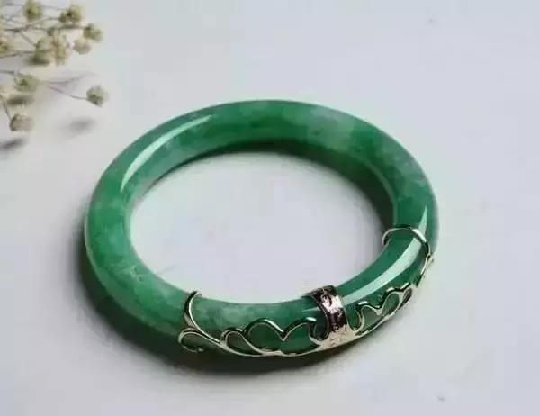 很贵的玉镯断了还值钱吗翡翠手镯断了还值钱吗-第3张图片-翡翠网 很贵的玉镯断了还值钱吗翡翠手镯断了还值钱吗-第3张图片-翡翠网