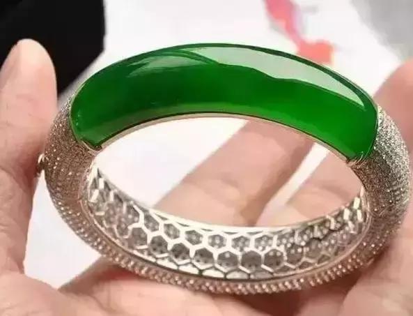 很贵的玉镯断了还值钱吗翡翠手镯断了还值钱吗-第7张图片-翡翠网 很贵的玉镯断了还值钱吗翡翠手镯断了还值钱吗-第7张图片-翡翠网