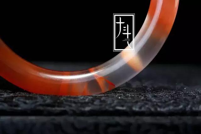 春带彩翡翠手镯的价格翡翠春带彩飘金手镯-第3张图片-翡翠网 春带彩翡翠手镯的价格翡翠春带彩飘金手镯-第3张图片-翡翠网