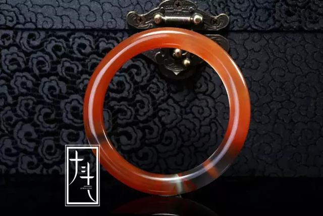 春带彩翡翠手镯的价格翡翠春带彩飘金手镯-第4张图片-翡翠网 春带彩翡翠手镯的价格翡翠春带彩飘金手镯-第4张图片-翡翠网