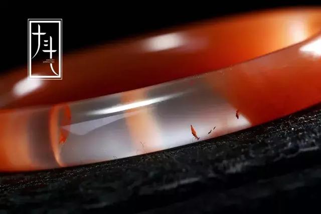 春带彩翡翠手镯的价格翡翠春带彩飘金手镯-第5张图片-翡翠网 春带彩翡翠手镯的价格翡翠春带彩飘金手镯-第5张图片-翡翠网