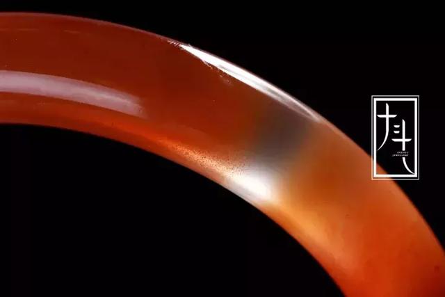 春带彩翡翠手镯的价格翡翠春带彩飘金手镯-第7张图片-翡翠网 春带彩翡翠手镯的价格翡翠春带彩飘金手镯-第7张图片-翡翠网