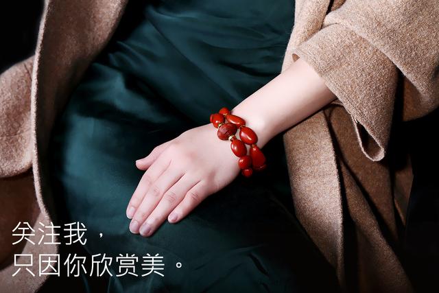 春带彩翡翠手镯的价格翡翠春带彩飘金手镯-第9张图片-翡翠网 春带彩翡翠手镯的价格翡翠春带彩飘金手镯-第9张图片-翡翠网