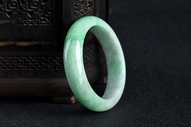翡翠镯子全是棉为何还那么贵缅甸老坑翡翠手镯价格-第2张图片-翡翠网 翡翠镯子全是棉为何还那么贵缅甸老坑翡翠手镯价格-第2张图片-翡翠网
