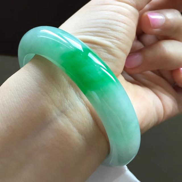 翡翠手镯网上哪个店好翡翠手镯什么牌子-第1张图片-翡翠网 翡翠手镯网上哪个店好翡翠手镯什么牌子-第1张图片-翡翠网