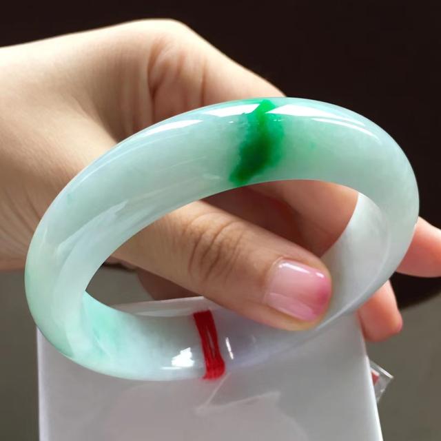 翡翠手镯网上哪个店好翡翠手镯什么牌子-第5张图片-翡翠网 翡翠手镯网上哪个店好翡翠手镯什么牌子-第5张图片-翡翠网