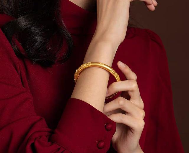 翡翠手镯网上哪个店好翡翠手镯什么牌子-第10张图片-翡翠网 翡翠手镯网上哪个店好翡翠手镯什么牌子-第10张图片-翡翠网