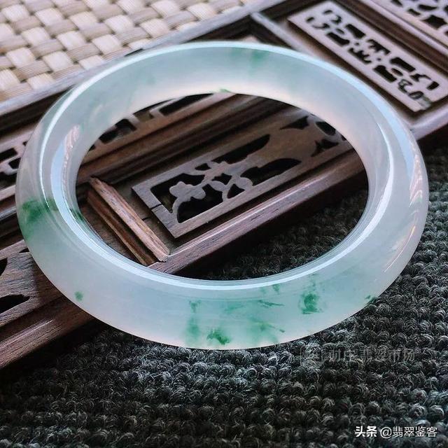 芙蓉底翡翠是什么颜色,冰芙蓉种翡翠手镯图片-第5张图片-翡翠网 芙蓉底翡翠是什么颜色,冰芙蓉种翡翠手镯图片-第5张图片-翡翠网
