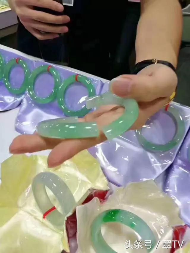 翡翠手镯珠宝店,周六福银手镯价格-第1张图片-翡翠网 翡翠手镯珠宝店,周六福银手镯价格-第1张图片-翡翠网