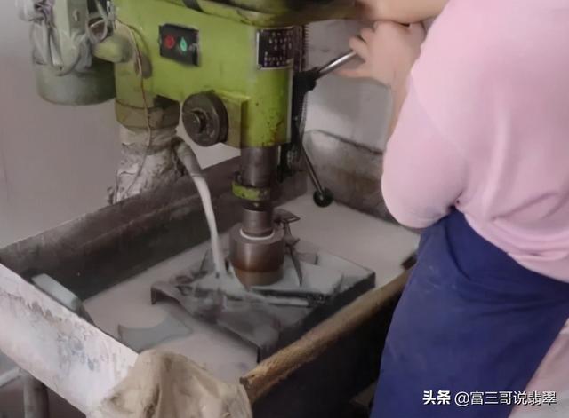 怎么选翡翠原石,翡翠原石可以漂白填充吗-第2张图片-翡翠网 怎么选翡翠原石,翡翠原石可以漂白填充吗-第2张图片-翡翠网