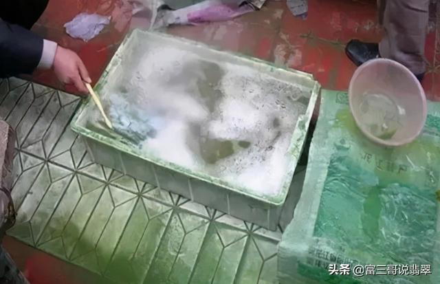 怎么选翡翠原石,翡翠原石可以漂白填充吗-第3张图片-翡翠网 怎么选翡翠原石,翡翠原石可以漂白填充吗-第3张图片-翡翠网