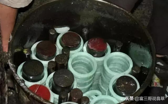 怎么选翡翠原石,翡翠原石可以漂白填充吗-第5张图片-翡翠网 怎么选翡翠原石,翡翠原石可以漂白填充吗-第5张图片-翡翠网