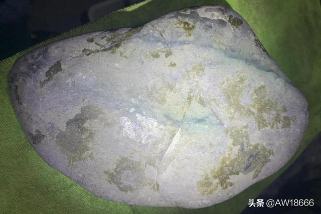 挑选翡翠原石翡翠原石场口知识-第11张图片-翡翠网 挑选翡翠原石翡翠原石场口知识-第11张图片-翡翠网