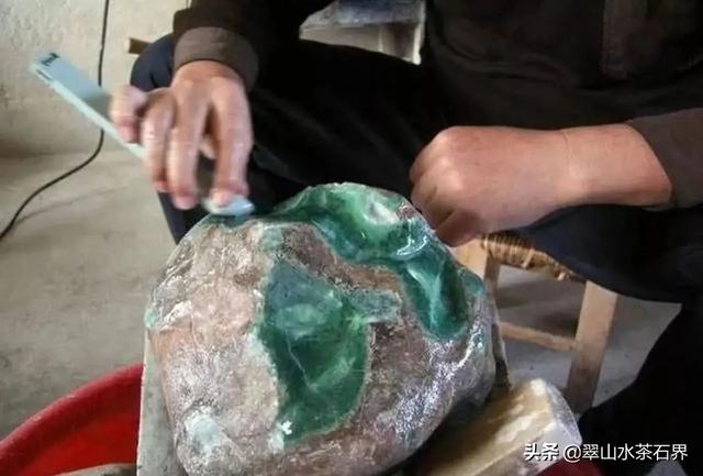 翡翠手镯为什么那么贵,豆种和糯种图片对比-第5张图片-翡翠网 翡翠手镯为什么那么贵,豆种和糯种图片对比-第5张图片-翡翠网