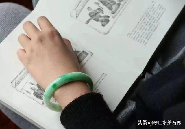 翡翠手镯为什么那么贵,豆种和糯种图片对比-第12张图片-翡翠网 翡翠手镯为什么那么贵,豆种和糯种图片对比-第12张图片-翡翠网
