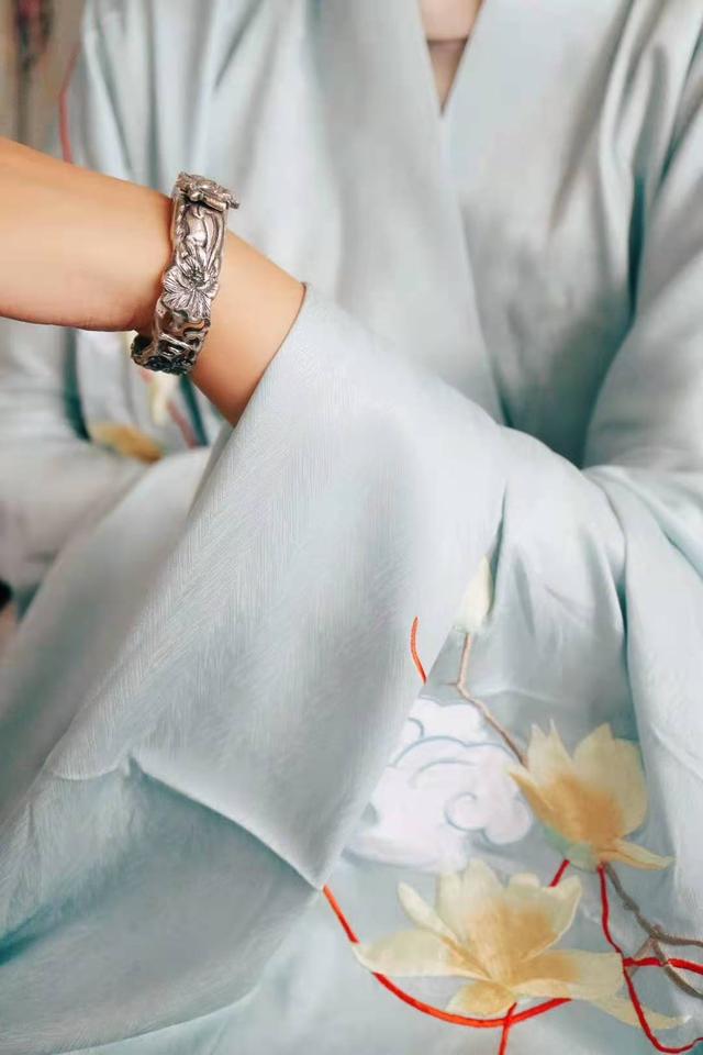 翡翠手镯红纹亿万翡红镯子图片-第5张图片-翡翠网 翡翠手镯红纹亿万翡红镯子图片-第5张图片-翡翠网