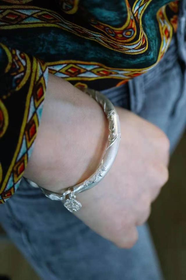 翡翠手镯红纹亿万翡红镯子图片-第12张图片-翡翠网 翡翠手镯红纹亿万翡红镯子图片-第12张图片-翡翠网