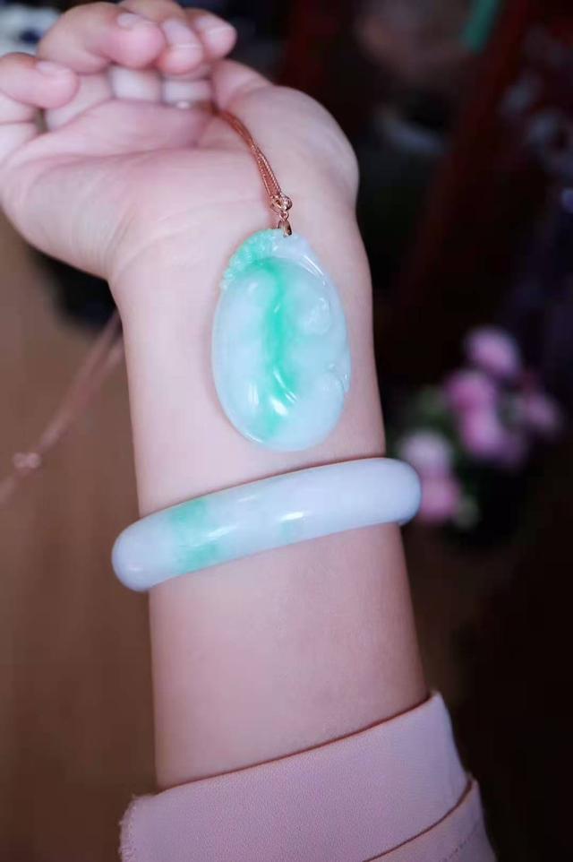 翡翠手镯红纹亿万翡红镯子图片-第30张图片-翡翠网 翡翠手镯红纹亿万翡红镯子图片-第30张图片-翡翠网