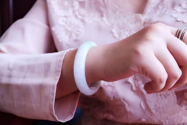 翡翠手镯红纹亿万翡红镯子图片-第32张图片-翡翠网 翡翠手镯红纹亿万翡红镯子图片-第32张图片-翡翠网