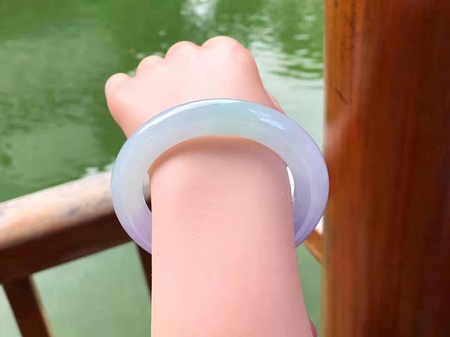 翡翠手镯染色的鉴别,染色翡翠手镯-第1张图片-翡翠网 翡翠手镯染色的鉴别,染色翡翠手镯-第1张图片-翡翠网