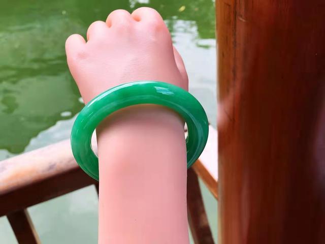 翡翠手镯染色的鉴别,染色翡翠手镯-第2张图片-翡翠网 翡翠手镯染色的鉴别,染色翡翠手镯-第2张图片-翡翠网