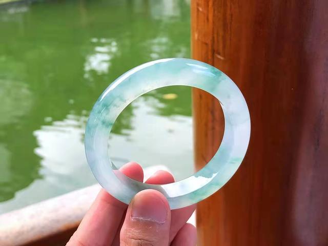 翡翠手镯染色的鉴别,染色翡翠手镯-第3张图片-翡翠网 翡翠手镯染色的鉴别,染色翡翠手镯-第3张图片-翡翠网