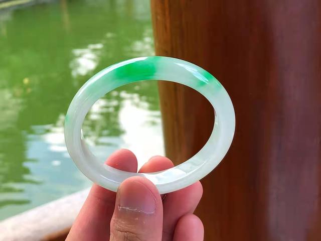 翡翠手镯染色的鉴别,染色翡翠手镯-第4张图片-翡翠网 翡翠手镯染色的鉴别,染色翡翠手镯-第4张图片-翡翠网