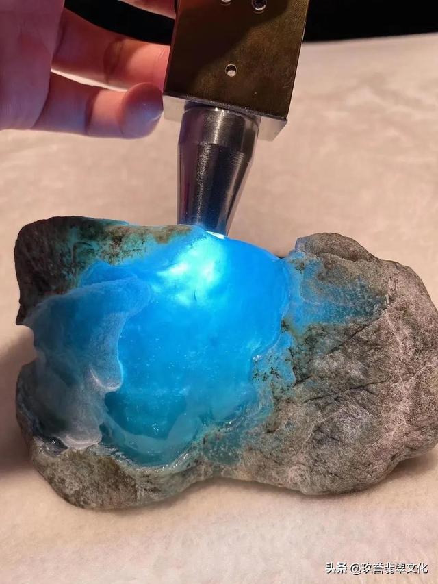 翡翠原石收藏什么是翡翠原石-第2张图片-翡翠网 翡翠原石收藏什么是翡翠原石-第2张图片-翡翠网