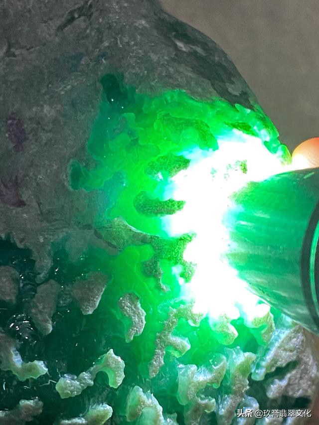 翡翠原石收藏什么是翡翠原石-第4张图片-翡翠网 翡翠原石收藏什么是翡翠原石-第4张图片-翡翠网