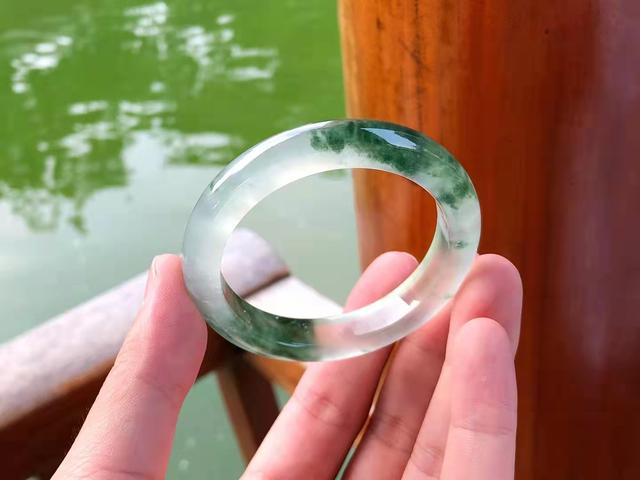 高级翡翠手镯属于玻璃种吗,玻璃种翡翠多少钱-第1张图片-翡翠网 高级翡翠手镯属于玻璃种吗,玻璃种翡翠多少钱-第1张图片-翡翠网