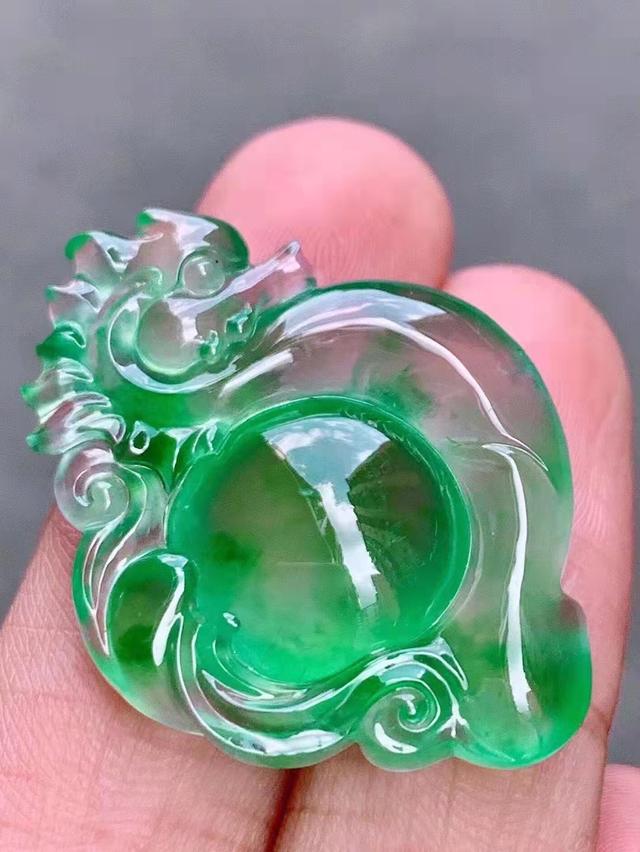 高级翡翠手镯属于玻璃种吗,玻璃种翡翠多少钱-第2张图片-翡翠网 高级翡翠手镯属于玻璃种吗,玻璃种翡翠多少钱-第2张图片-翡翠网