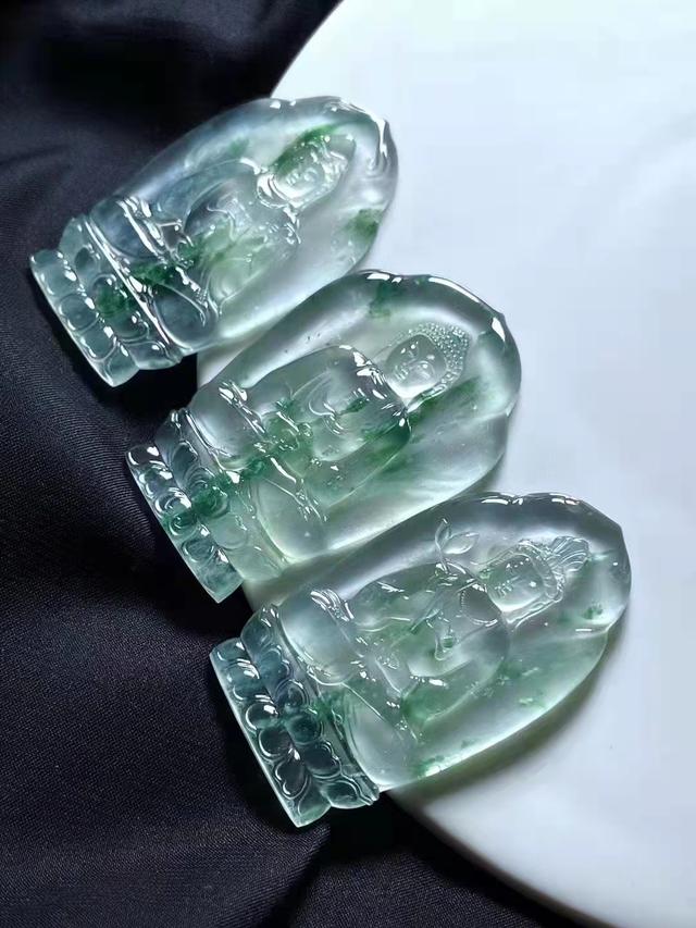 高级翡翠手镯属于玻璃种吗,玻璃种翡翠多少钱-第3张图片-翡翠网 高级翡翠手镯属于玻璃种吗,玻璃种翡翠多少钱-第3张图片-翡翠网