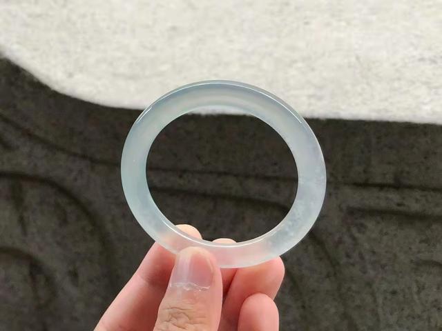 高级翡翠手镯属于玻璃种吗,玻璃种翡翠多少钱-第4张图片-翡翠网 高级翡翠手镯属于玻璃种吗,玻璃种翡翠多少钱-第4张图片-翡翠网