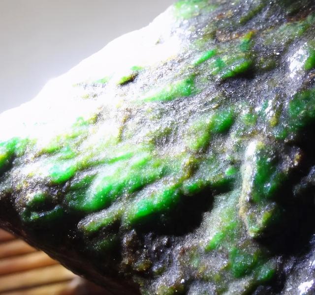 翡翠原石凸出来的松花翡翠原石种类有多少种-第3张图片-翡翠网 翡翠原石凸出来的松花翡翠原石种类有多少种-第3张图片-翡翠网